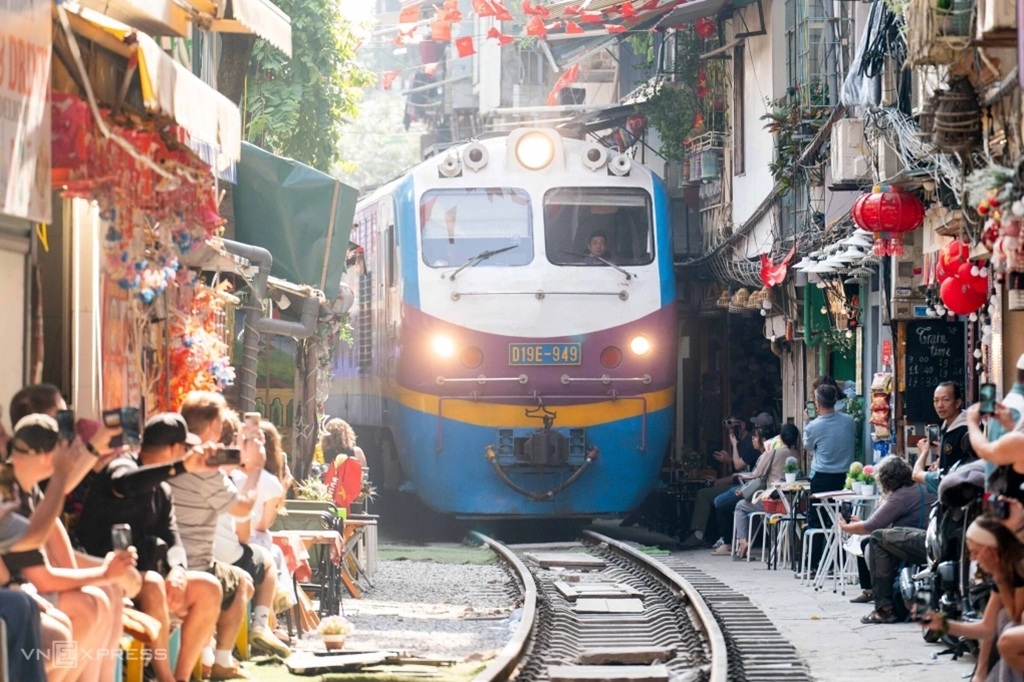 quan-cafe-duong-tau-ha-noi-luc-tau-chay-qua.jpg