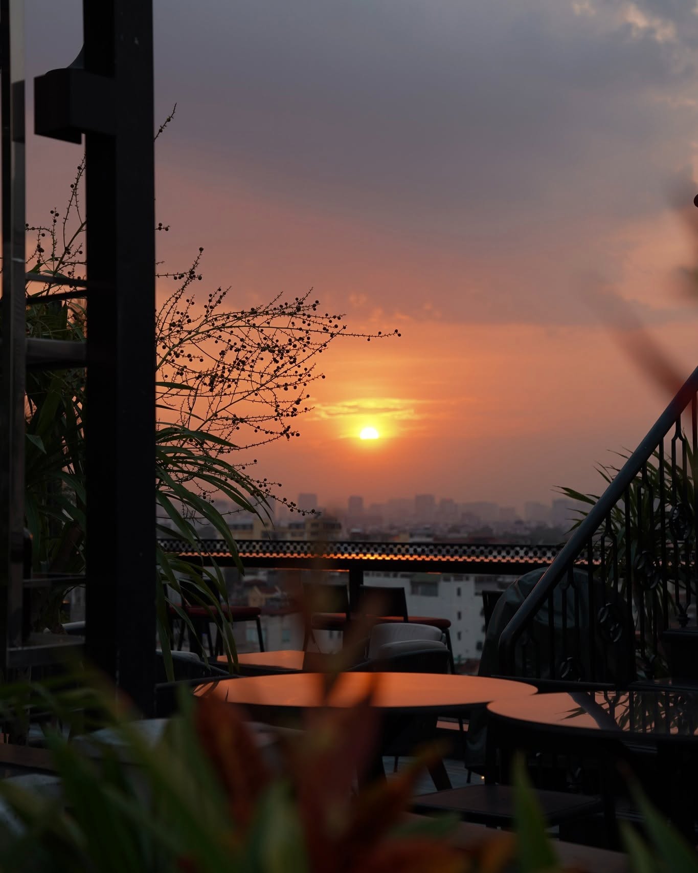 Rooftop hẹn hò lãng mạn Hà Nội: ngắm hoàng hôn phố cổ