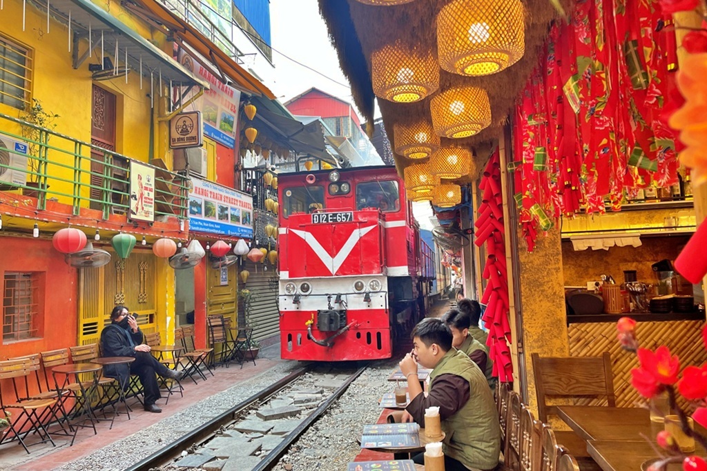 Quán cafe đường tàu Hà Nội: Kinh nghiệm & lưu ý 2026